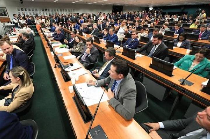 CCJ da Câmara retoma análise do fim da escala 6x1 nesta quarta