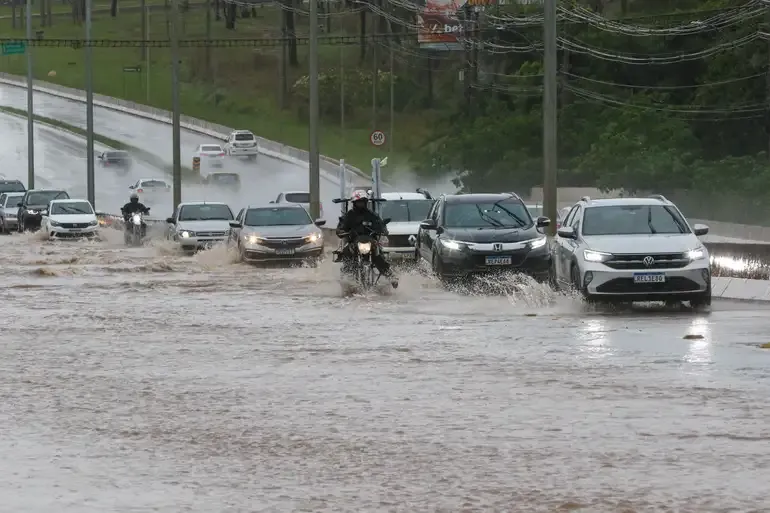 Chuvas intensas causam estragos e complicações no Distrito Federal