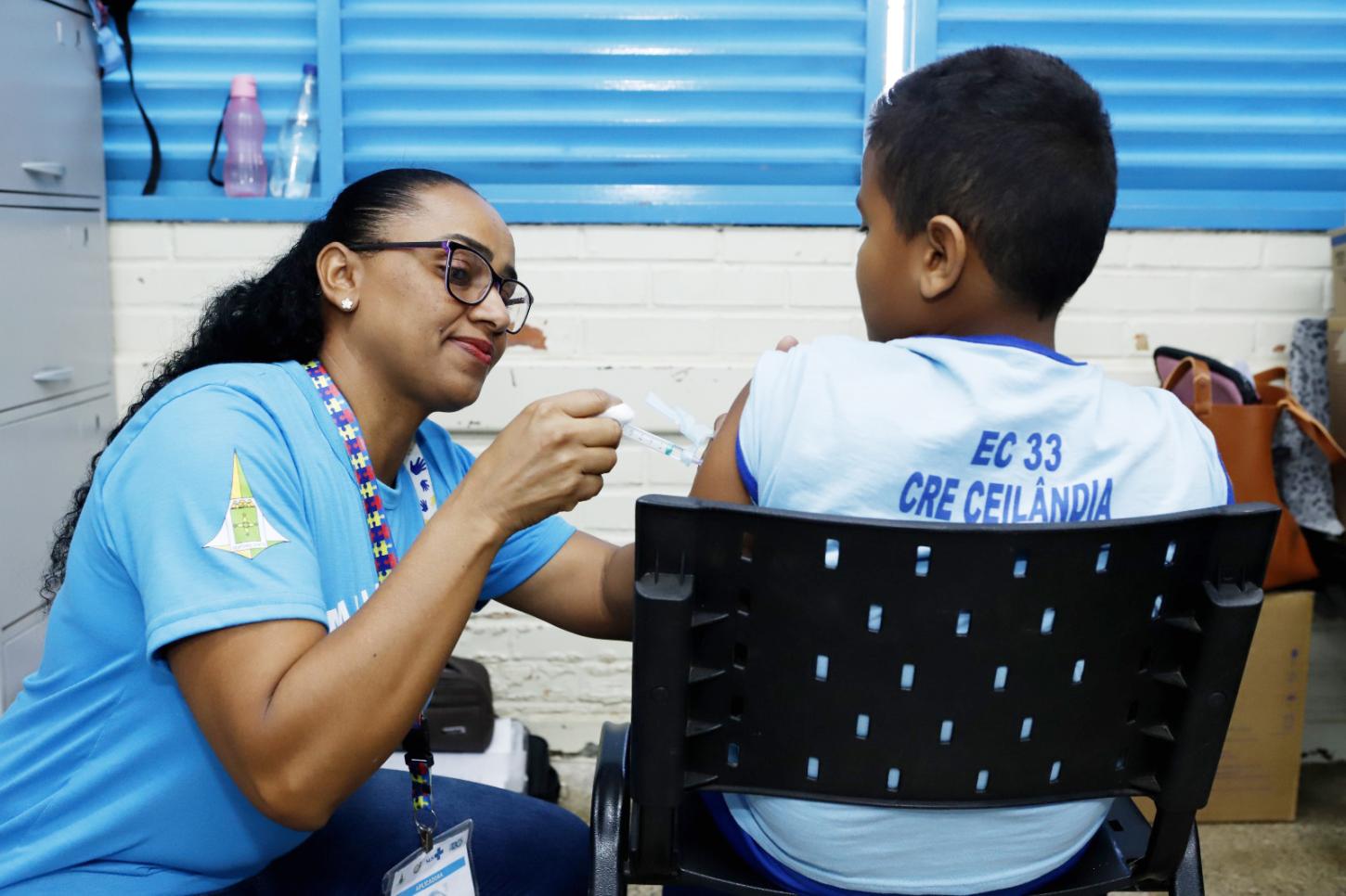Vacinação nas escolas do DF é intensificada para ampliar a cobertura entre crianças e adolescentes